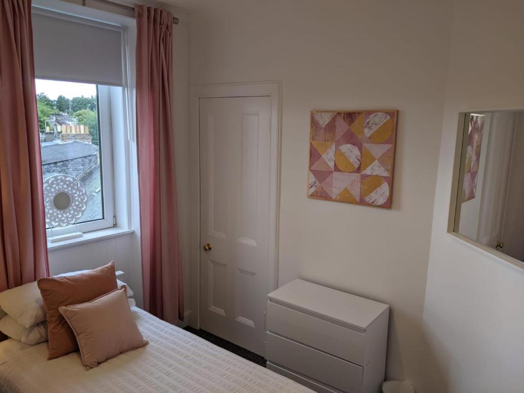 Glenclova - No 5 Bellyeoman, Bright Two Bedroom Apartment Dunfermline Luaran gambar